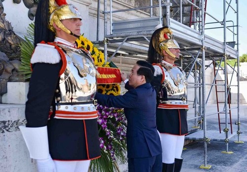 Presidente de Vietnam coloca flores al monumento del primer rey de Italia unificada  - ảnh 1