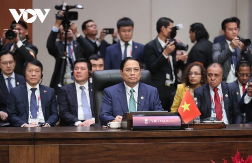 Premier de Vietnam se reúne con homólogo chino en Yakarta - ảnh 1