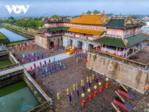 Fascinante recreación de la ceremonia de distribución del calendario de la dinastía Nguyen  - ảnh 1