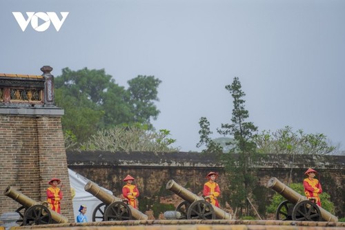 Fascinante recreación de la ceremonia de distribución del calendario de la dinastía Nguyen  - ảnh 3