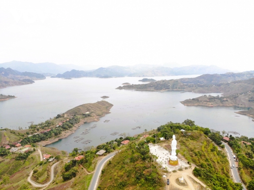 Represa hidroeléctrica de Son La: mar esmeralda en el seno de las montañas del Noroeste - ảnh 1