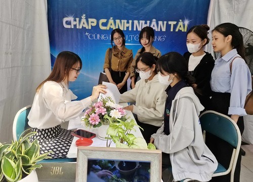 Miles de personas participan en la Feria de Empleo para Estudiantes en Da Nang - ảnh 1