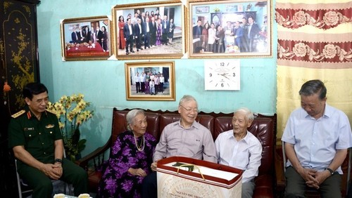 Conmovedoras fotografías del secretario general Nguyen Phu Trong con compatriotas y soldados  - ảnh 11