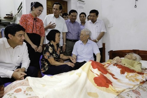 Conmovedoras fotografías del secretario general Nguyen Phu Trong con compatriotas y soldados  - ảnh 12