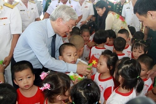 Conmovedoras fotografías del secretario general Nguyen Phu Trong con compatriotas y soldados  - ảnh 14