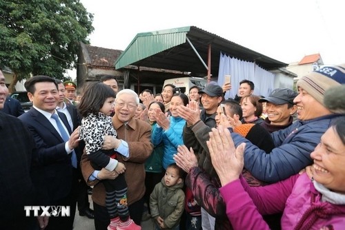 Conmovedoras fotografías del secretario general Nguyen Phu Trong con compatriotas y soldados  - ảnh 1