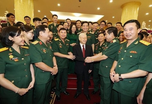 Conmovedoras fotografías del secretario general Nguyen Phu Trong con compatriotas y soldados  - ảnh 5