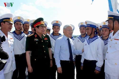 Conmovedoras fotografías del secretario general Nguyen Phu Trong con compatriotas y soldados  - ảnh 7