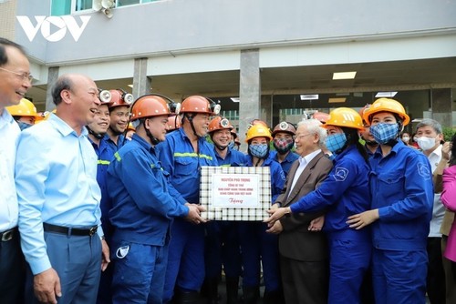 Conmovedoras fotografías del secretario general Nguyen Phu Trong con compatriotas y soldados  - ảnh 8