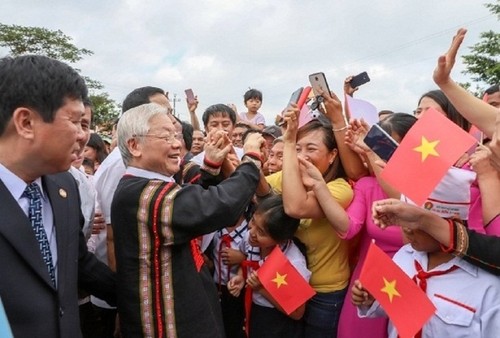 Conmovedoras fotografías del secretario general Nguyen Phu Trong con compatriotas y soldados  - ảnh 9