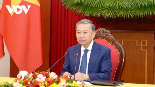 Líder político de Vietnam sostiene llamada telefónica con Presidente de Rusia - ảnh 1