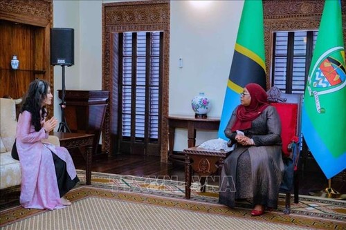 Tanzania considera importante la amistad con Vietnam, afirma presidenta Suluhu Hassan - ảnh 1