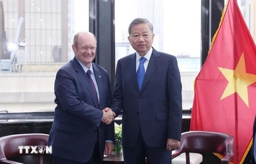 Máximo dirigente vietnamita se reúne con senador estadounidense Chris Coons - ảnh 1