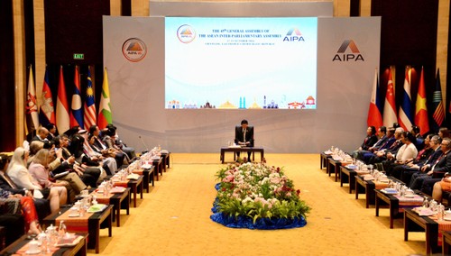 Presidente del Parlamento laosiano recibe a jefes de delegaciones participantes en AIPA-45  - ảnh 1