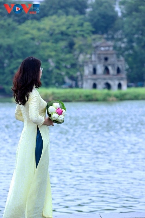 El Ao dai embellece las calles de Hanói durante los días de otoño - ảnh 1