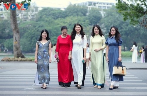 El Ao dai embellece las calles de Hanói durante los días de otoño - ảnh 2