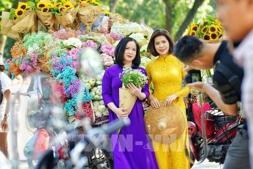 El Ao dai embellece las calles de Hanói durante los días de otoño - ảnh 3