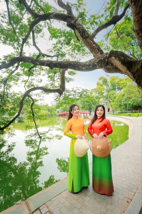 El Ao dai embellece las calles de Hanói durante los días de otoño - ảnh 5