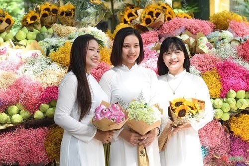 El Ao dai embellece las calles de Hanói durante los días de otoño - ảnh 6