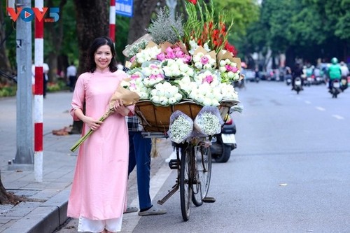 El Ao dai embellece las calles de Hanói durante los días de otoño - ảnh 7