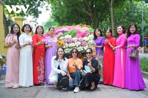 El Ao dai embellece las calles de Hanói durante los días de otoño - ảnh 8