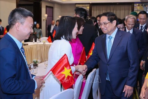 Primer ministro se reúne con vietnamitas en Arabia Saudita - ảnh 1