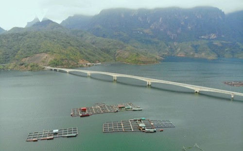 Lago Quynh Nhai: poético destino en la grandiosa naturaleza del Noroeste - ảnh 1