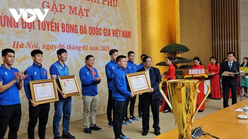 Primer Ministro celebra victoria histórica de la selección de fútbol de Vietnam en Copa ASEAN 2024 - ảnh 1