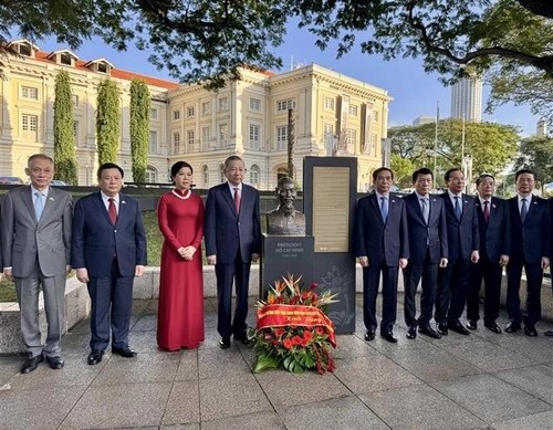 Jefe del Partido ofrece flores en homenaje al presidente Ho Chi Minh en Singapur - ảnh 1