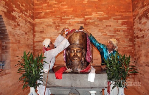 Ceremonia de procesión de palanquines sagrados y apertura de la puerta del templo de los Cham - ảnh 2