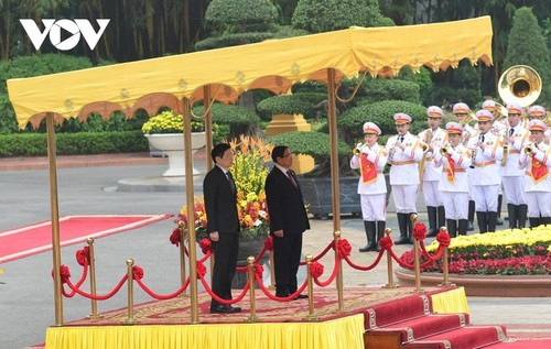 Premier de Vietnam sostiene conversaciones oficiales con su homólogo singapurense - ảnh 1