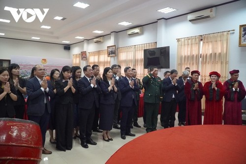 Vietnamitas dentro y fuera del país homenajean a los reyes Hung - ảnh 11