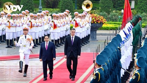 Presidente del Gobierno español inicia su visita oficial a Vietnam - ảnh 1