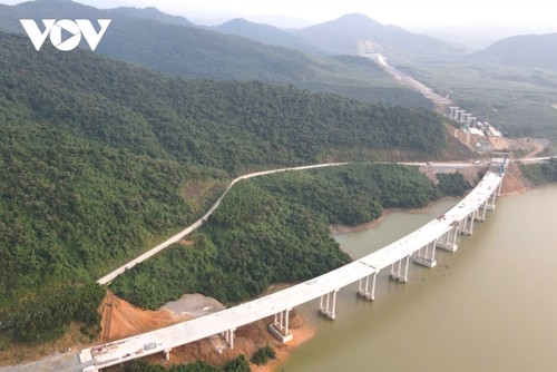 Vietnam acelera la finalización de grandes obras para conmemorar el 50.º aniversario de la reunificación nacional - ảnh 2