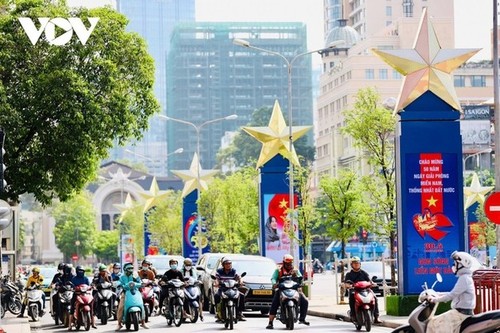 Ciudad Ho Chi Minh se ilumina con banderas y flores para celebrar el 50.º aniversario de la Reunificación Nacional - ảnh 7