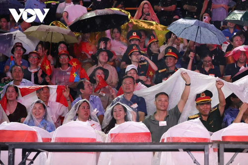 Miles de personas desafiaron la lluvia para ensayar el desfile en Ciudad Ho Chi Minh - ảnh 5