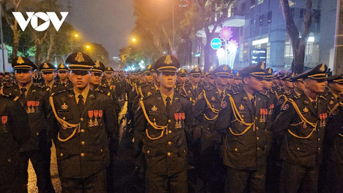 Miles de personas desafiaron la lluvia para ensayar el desfile en Ciudad Ho Chi Minh - ảnh 3