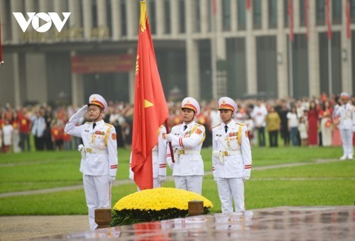 Solemnes ceremonias de izamiento de la bandera en 50.º aniversario de la Reunificación Nacional - ảnh 3