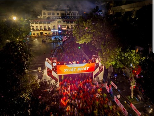 Unos 13 mil corredores participan en el Maratón Internacional Techcombank de Hanói 2025 - ảnh 1