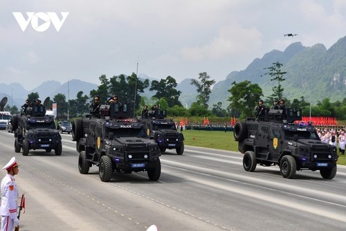 Tercer ensayo general del desfile militar: los nuevos vehículos blindados antiterroristas acaparan la atención - ảnh 10