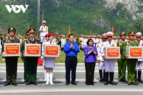 Tercer ensayo general del desfile militar: los nuevos vehículos blindados antiterroristas acaparan la atención - ảnh 15