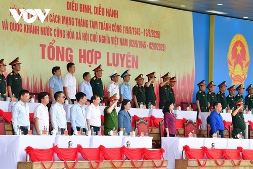 Tercer ensayo general del desfile militar: los nuevos vehículos blindados antiterroristas acaparan la atención - ảnh 2