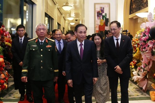 Celebran en Hanói el 76.º aniversario de la fundación de China - ảnh 1