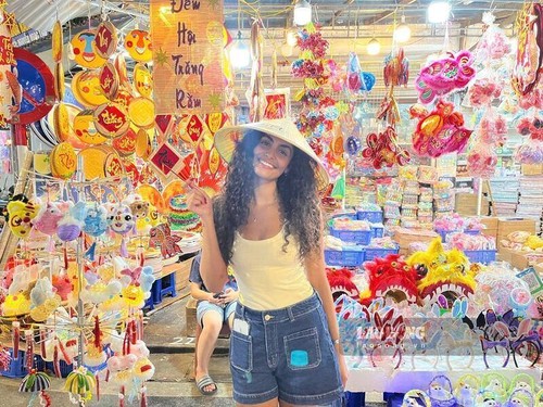 Turistas extranjeros impresionados con la atmósfera del Festival del Medio Otoño en Hanói - ảnh 2