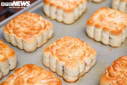 Un famoso taller conserva el aroma atemporal de los pasteles de luna tradicionales - ảnh 11