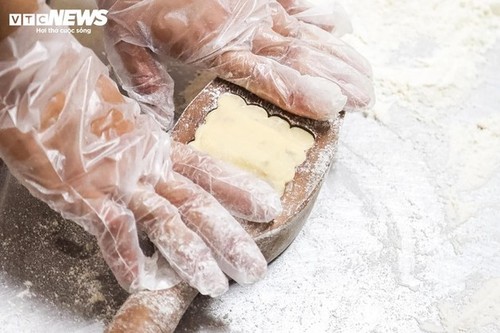 Un famoso taller conserva el aroma atemporal de los pasteles de luna tradicionales - ảnh 9