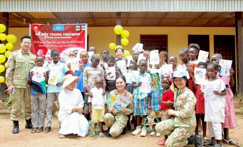 Oficiales vietnamitas llevan sonrisas de esperanza a los niños de África Central - ảnh 1