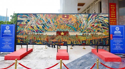 El cuadro de laca “El Presidente Ho Chi Minh proclama la Independencia” recibe el Récord Guinness Mundial - ảnh 1