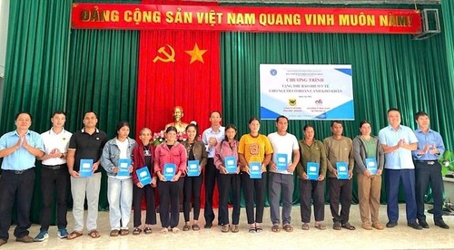 Donan tarjetas de seguro médico a 1.000 personas desfavorecidas en zona fronteriza de Vietnam - ảnh 1