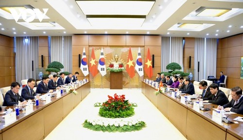 Titular del Parlamento vietnamita mantiene conversaciones con su par surcoreano  - ảnh 2